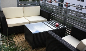 Mit-stylishen-Lounge-Moebeln-Terrasse-und-Garten-verschoenern