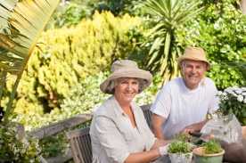 Pflegeleicht-und-Trendy-Kunststoffgeflecht-fuer-Gartenmoebel